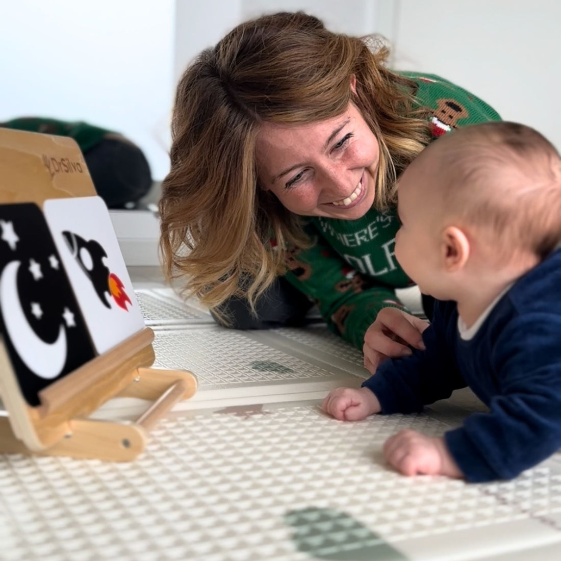 neonato 3 mesi con la sua mamma
