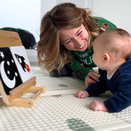 neonato 3 mesi con la sua mamma
