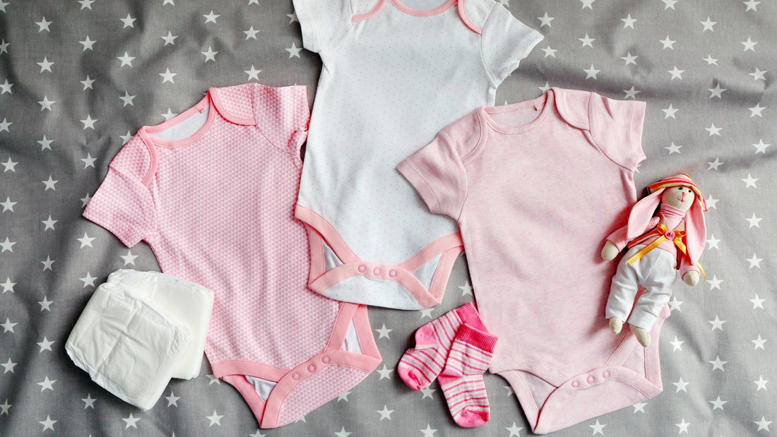 tutine, calzine e pannolini, tra gli acquisti essenziali per il neonato