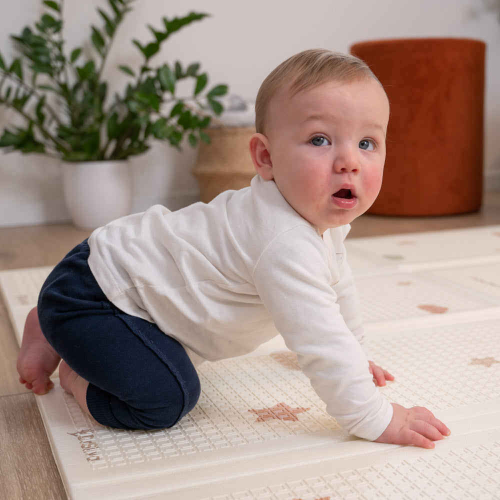 neonato 7 mesi che inizia a gattonare