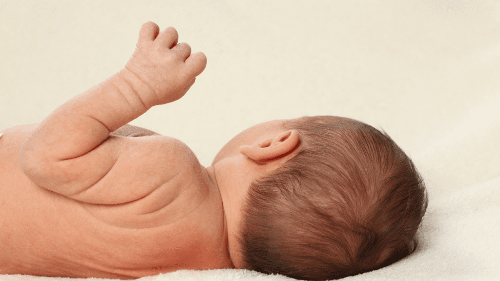 neonato inarca la schiena per ipertono