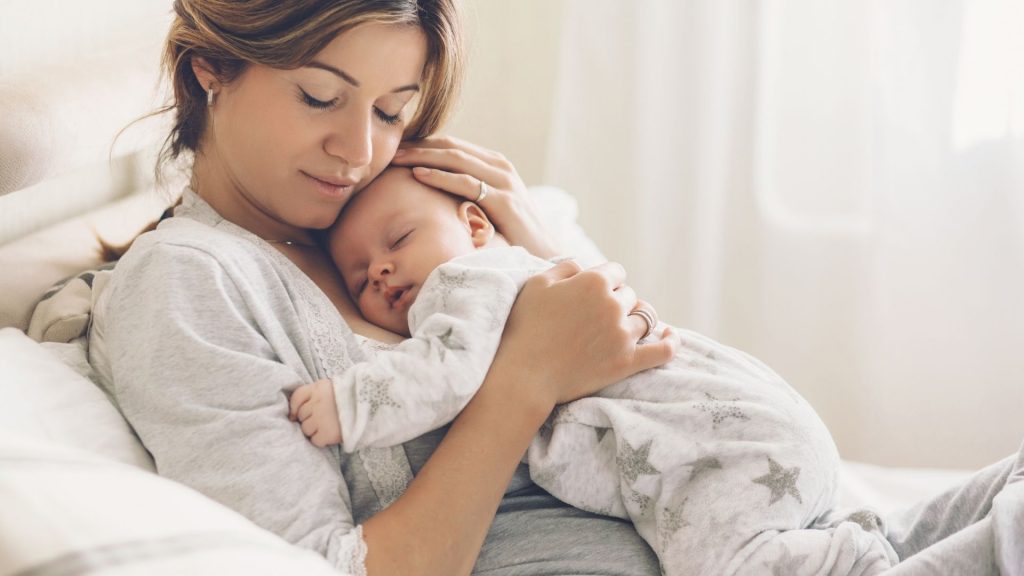 neonato dorme solo in braccio
