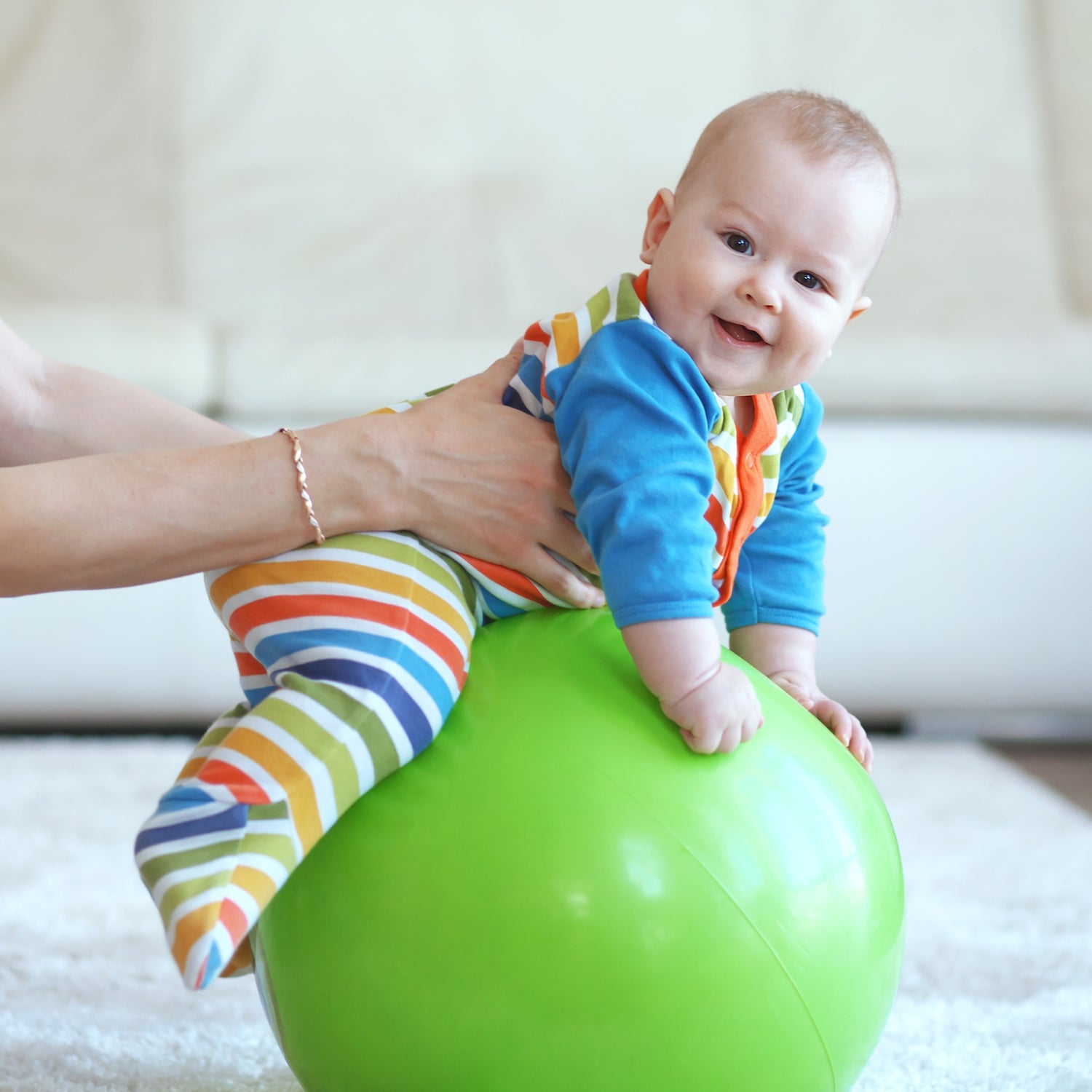 neonato di 3 mesi che fa tummy time sulla fitball mostrato nel videocorso from zero to hero che mostra ai genitori come favorire il miglior sviluppo motorio e psicomotorio del neonato dalla nascita fino al cammino autonomo