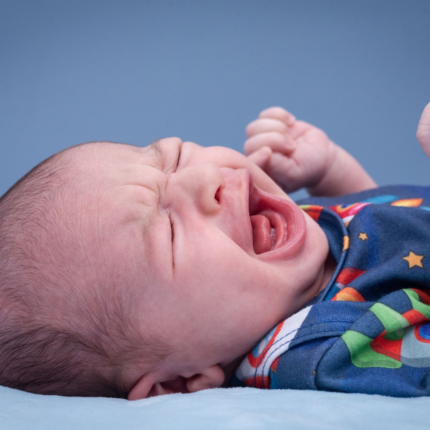 neonato che soffre di coliche gassose, la stipsi, la dischezia, il reflusso e i rigurgiti del neonato