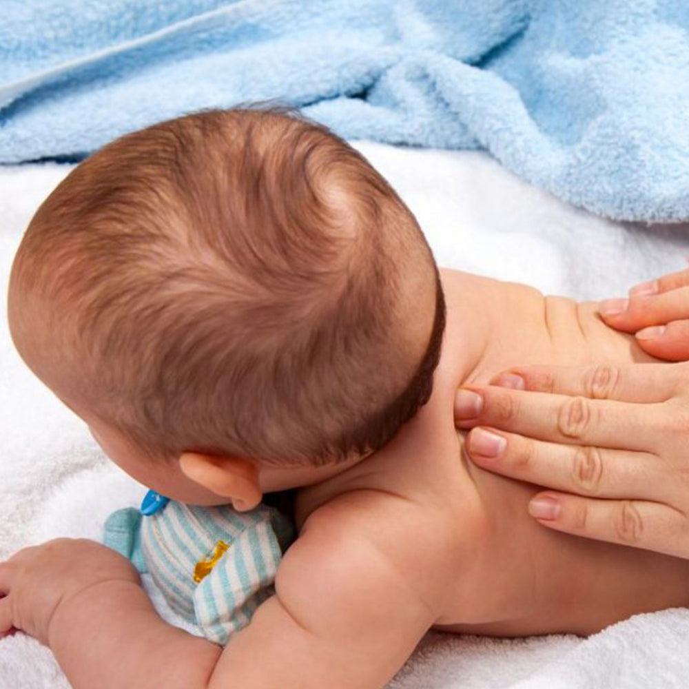 videocorso online su come effettuare il massaggio infantile alla schiena e al collo del neonato