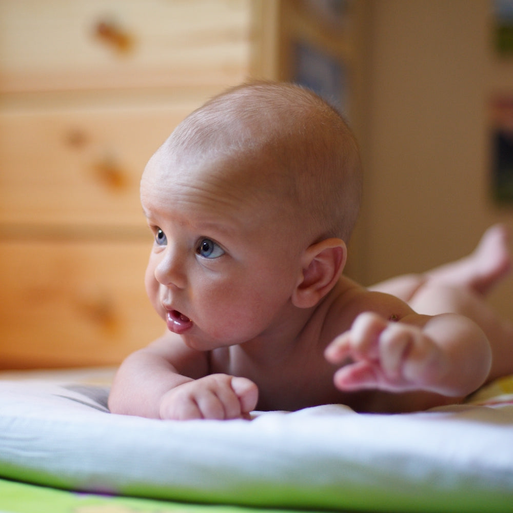 neonato di 2 mesi che fa tummy time mostrato nel videocorso from zero to hero che mostra ai genitori come favorire il miglior sviluppo motorio e psicomotorio del neonato dalla nascita fino al cammino autonomo