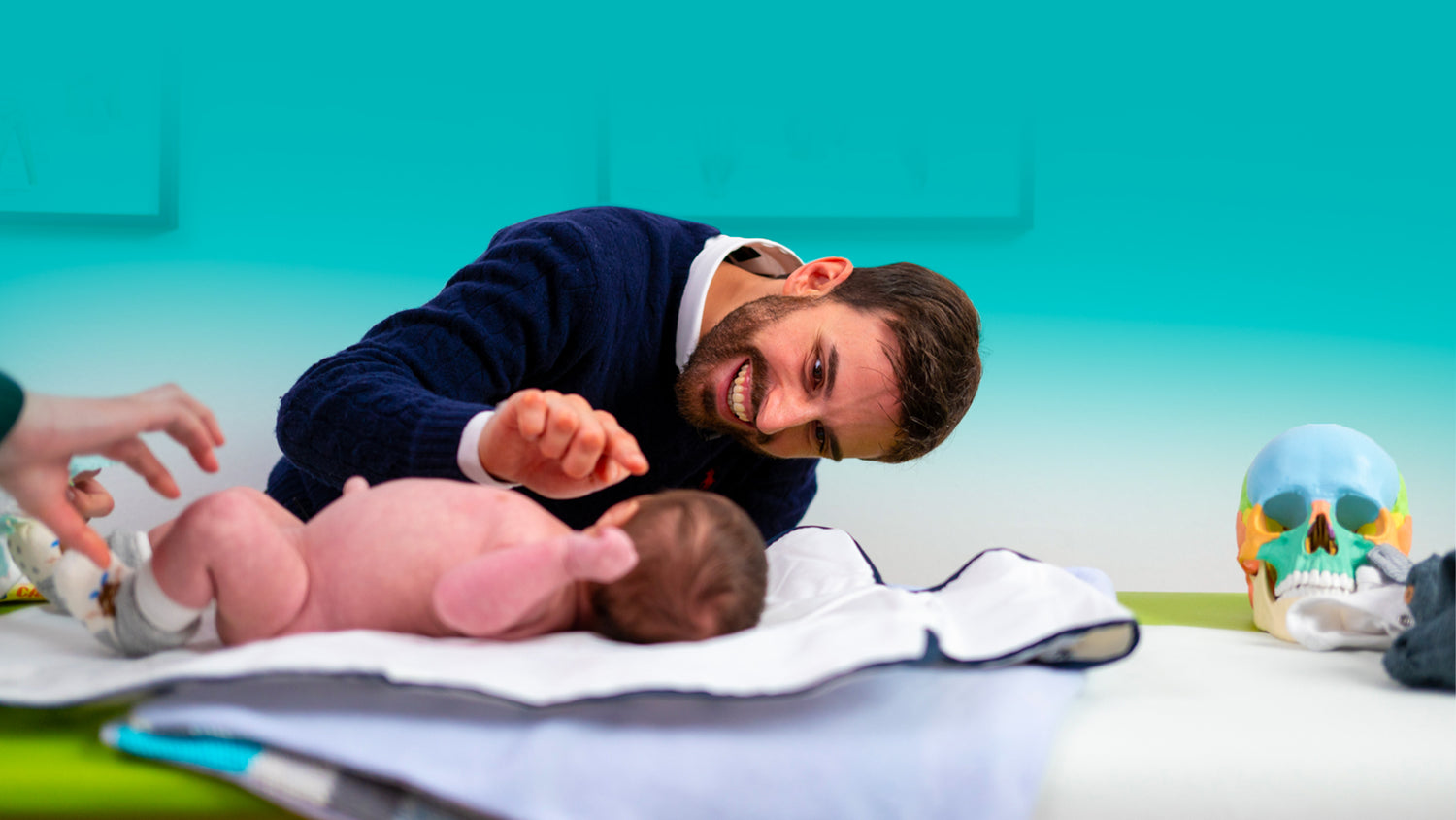 DrSilva che accarezza un neonato e spiega la missione e i valori del sito www.dr-silva.com