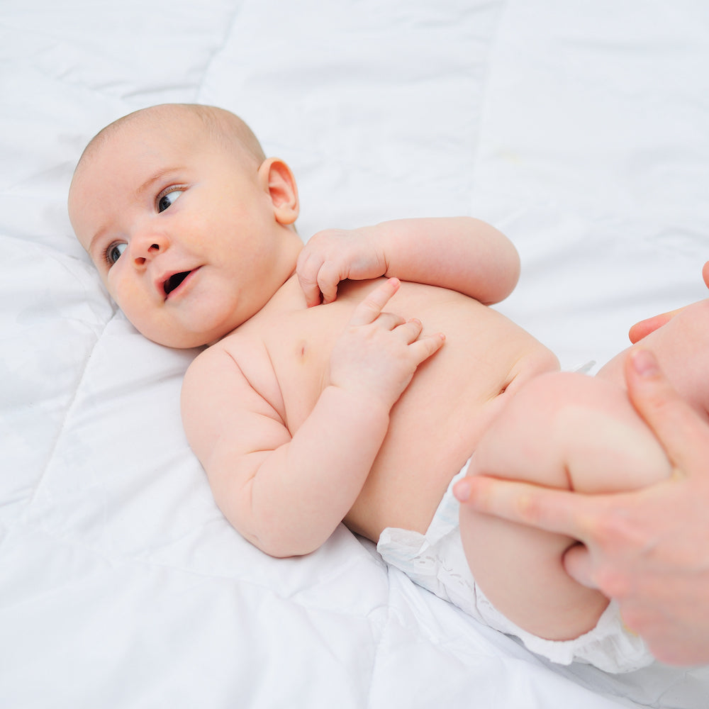 massaggio alla pancia del neonato per curare le coliche gassose, la stipsi, la dischezia, il reflusso e i rigurgiti del neonato