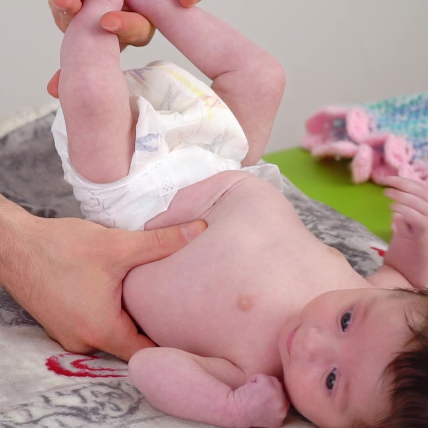 osteo-massage alla pancia - massaggio alla pancia del neonato per curare coliche gassose, la stipsi, la dischezia, il reflusso e i rigurgiti del neonato