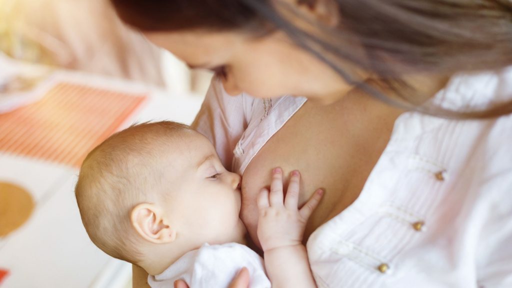 Latte materno: proprietà e benefici per mamma e bimbo Dr-Silva