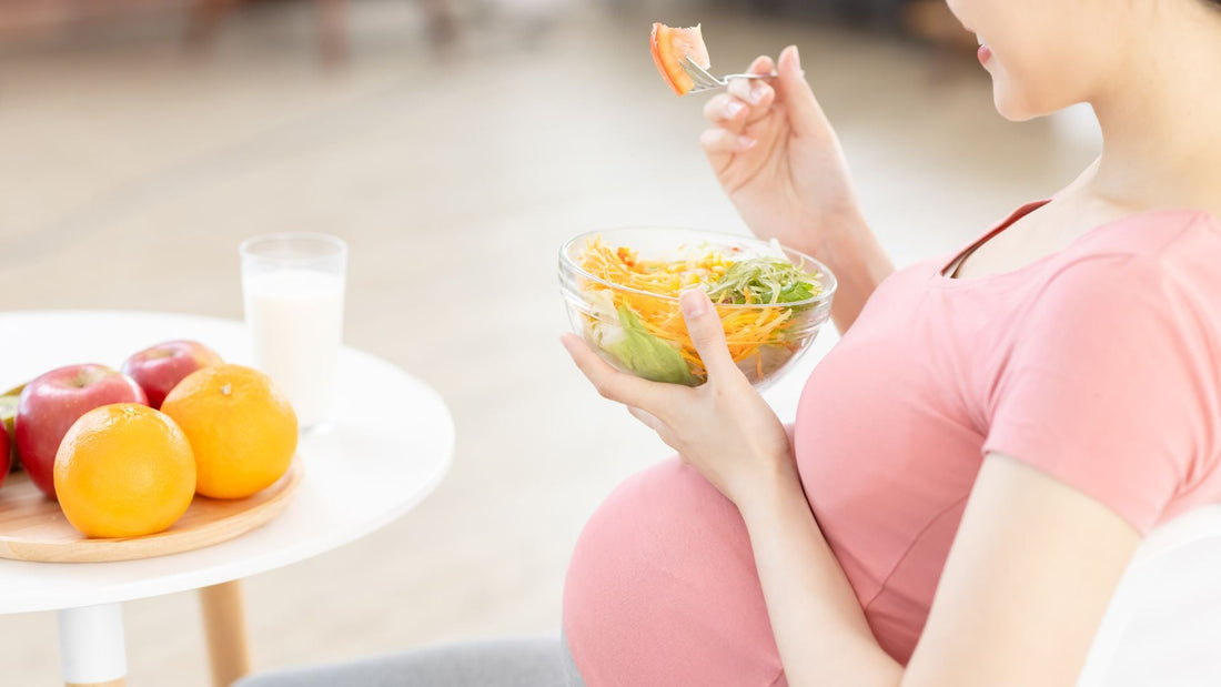 donna incinta che mangia verdure e segue un'alimentazione in gravidanza salutare ed equilibrata