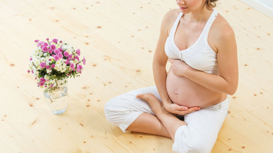 donna incinta che fa esercizi per il pavimento pelvico, attivando la zona da seduta