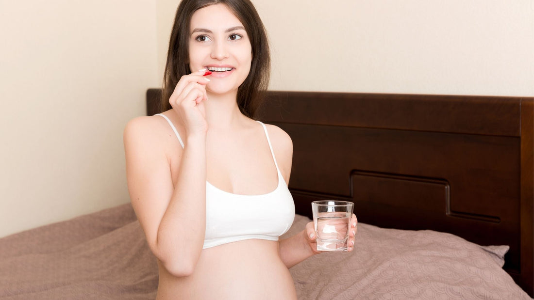 donna incinta che prende integratori materni in gravidanza