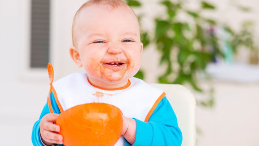 lo svezzamento si inizia a quattro mesi con la frutta e gli omogeneizzati