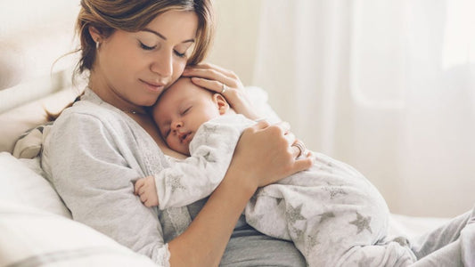 neonato dorme solo in braccio
