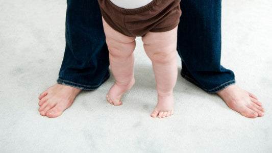 bambino cammina sulle punte dei piedi
