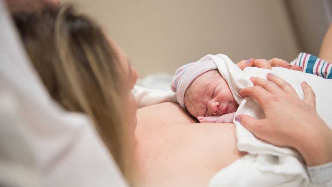 donna reduce da parto fisiologico con il suo neonato
