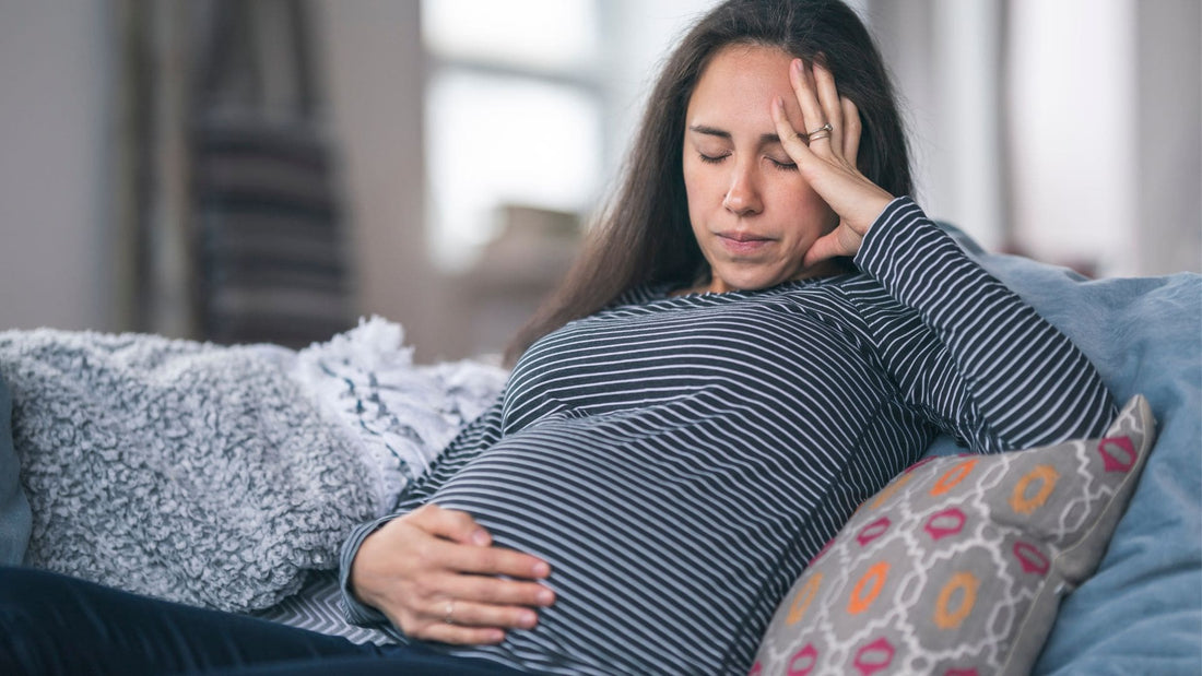 donna incinta che soffre di stanchezza in gravidanza