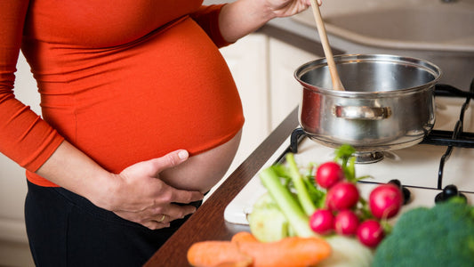 donna incinta che cuoce le verdure per prevenire la toxoplasmosi in gravidanza