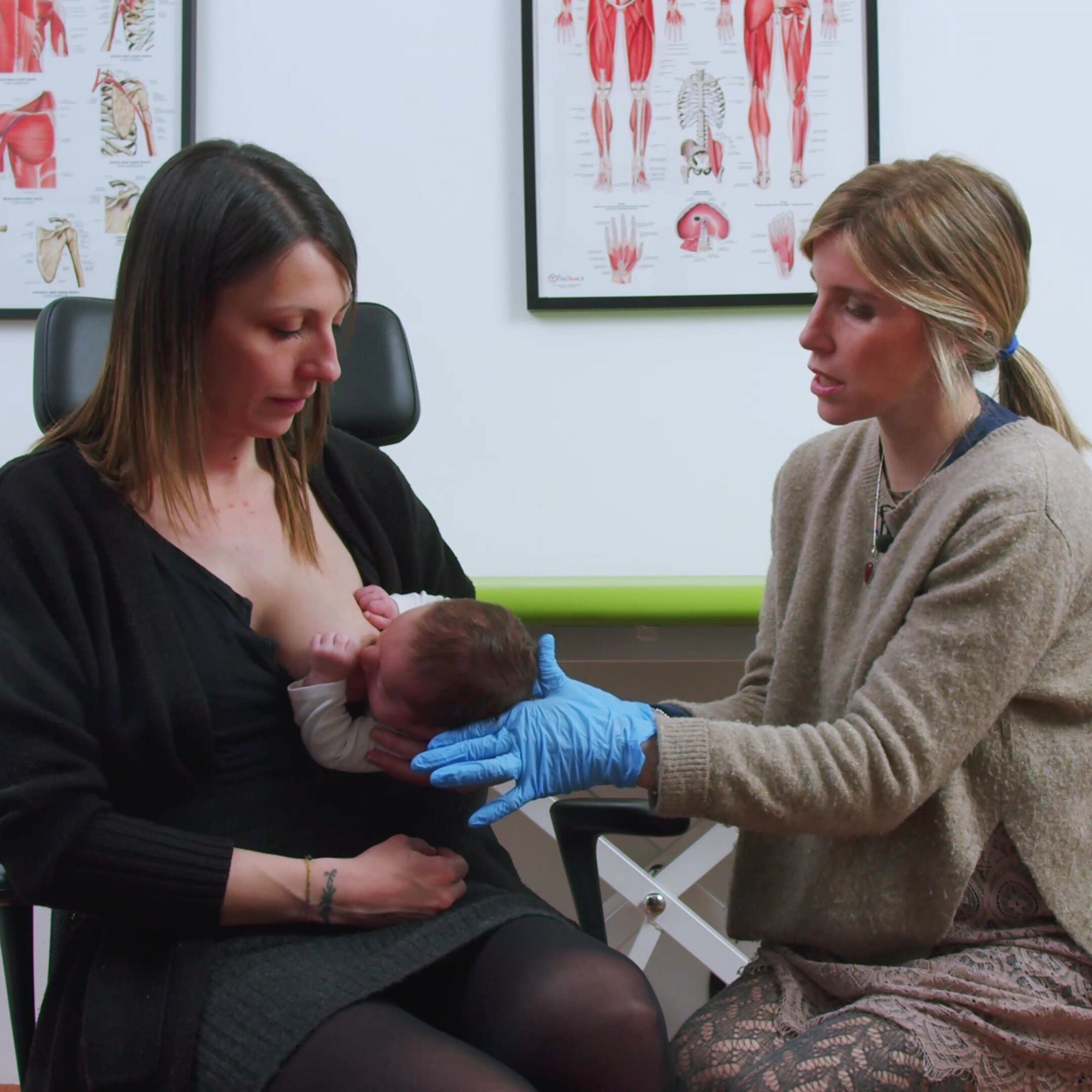videocorso allattamento online: come allattare al seno, come attaccare il neonato correttamente al seno e le migliori posizioni per allattare
