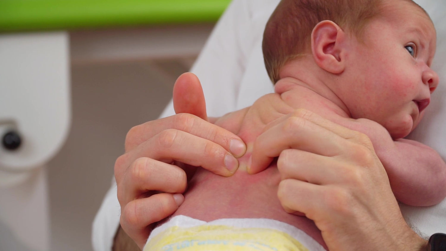 videocorso osteo massage al neonato: come massaggiare la schiena e il collo del neonato 