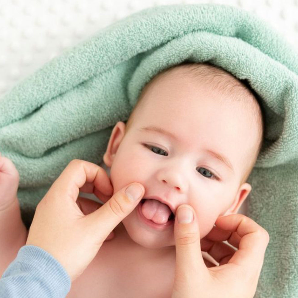 videocorso online su come effettuare il massaggio infantile al viso, bocca e testa del neonato