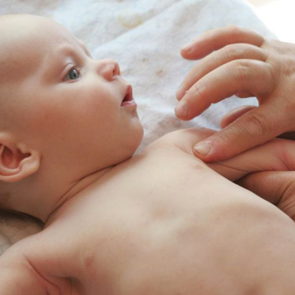 videocorso online su come effettuare il massaggio infantile al neonato